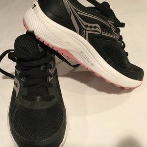 Saucony Women's Black & White Sneakers (sz 7) - NEW